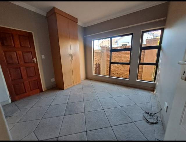 5 BEDROOM HOUSE FOR SALE IN AMBERFIELD VALLEY